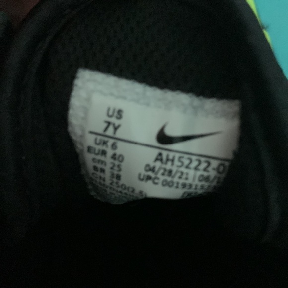 Nike Air Max Youth Size 7 in women’s would be size 9 color Grey Black Neon Green - Picture 6 of 7